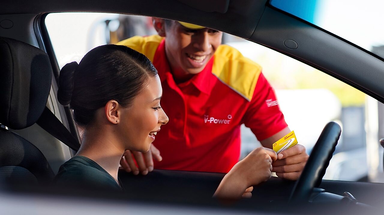 Employee giving Shell Clubsmart