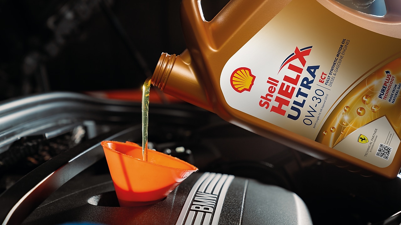 Pouring of Shell Helix Ultra into an engine